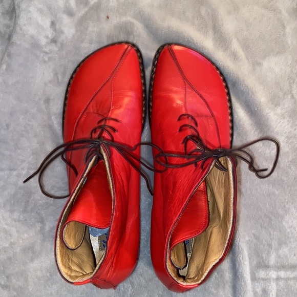 Shoe Color’s” Red Leather Lace up Bootie. - Picture 3 of 9